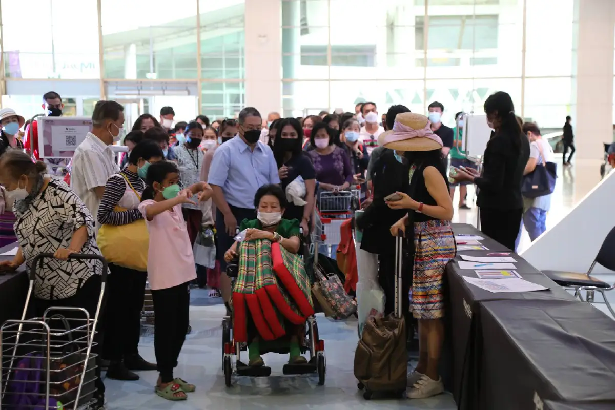 เปิดงานโอทอปกลางปีวันแรกแฟนพันธุ์แท้แห่ช้อปแน่น