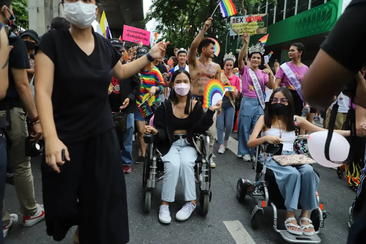 "ชัชชาติ"ร่วมเดินพาเหรดกลุ่มหลากหลายทางเพศหนุนความเท่าเทียม