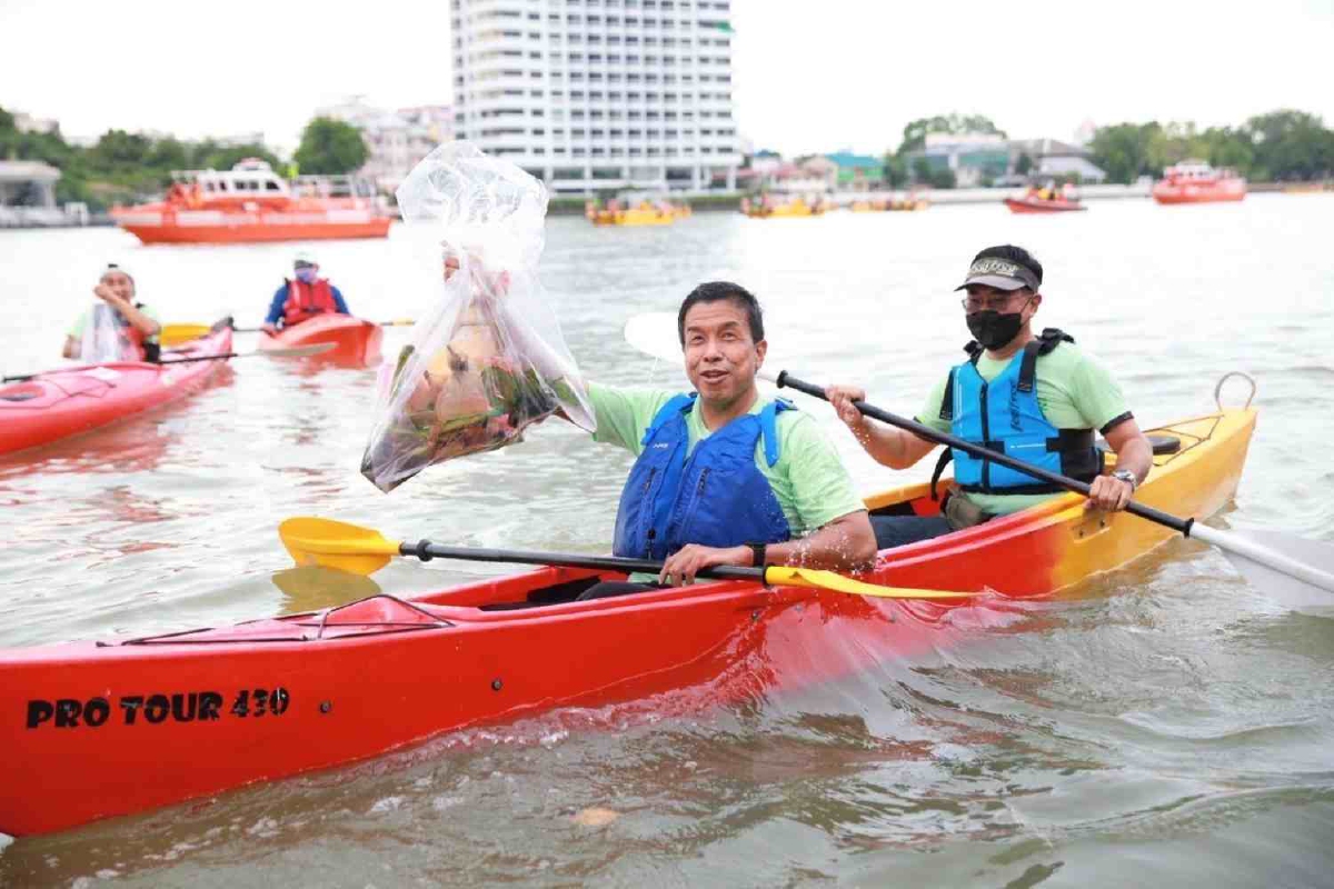 "ชัชชาติ"พายเรือเก็บขยะ-ปลูกต้นไม้ในวันสิ่งแวดล้อมโลก "ชัชชาติ"พายเรือเก็บขยะ-ปลูกต้นไม้ในวันสิ่งแวดล้อมโลก