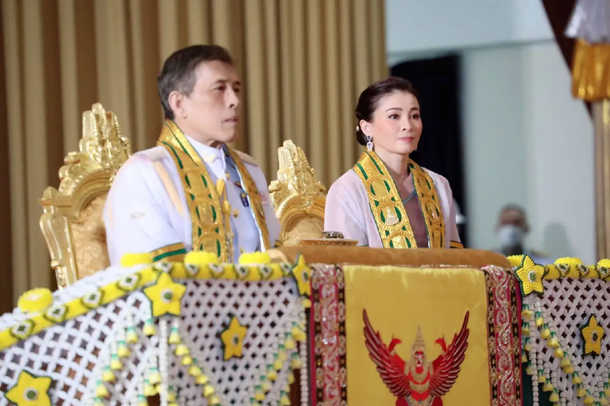 "ในหลวง-พระราชินี"เสด็จฯพระราชทานปริญญาบัตรผู้สำเร็จการศึกษามสธ.เป็นวันที่สอง