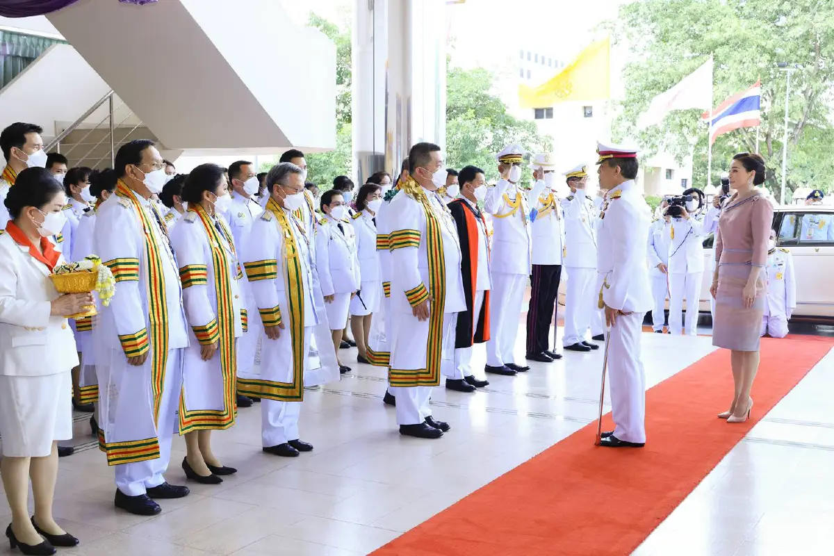 "ในหลวง-พระราชินี"เสด็จฯพระราชทานปริญญาบัตรผู้สำเร็จการศึกษามสธ.เป็นวันที่สอง