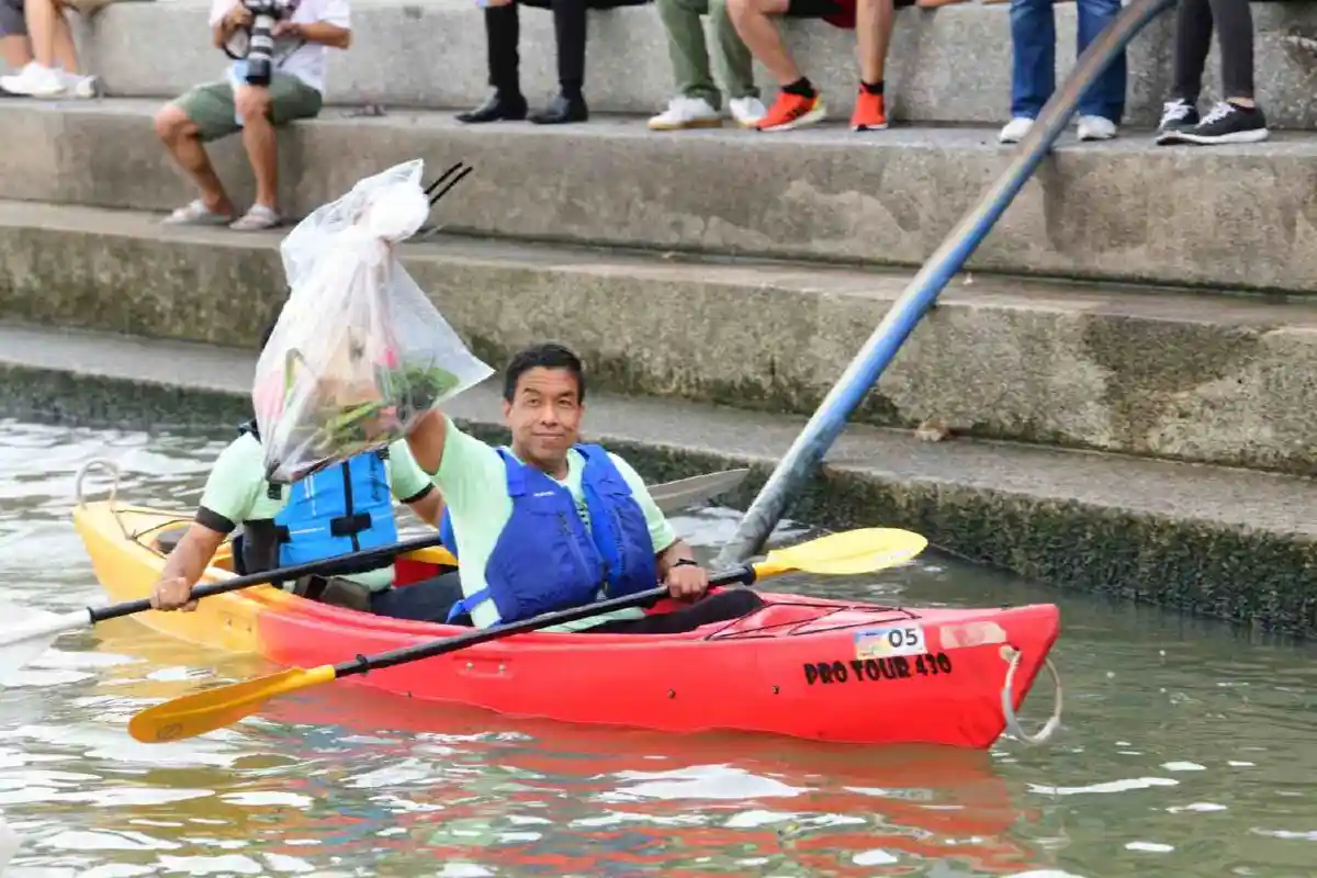 "ชัชชาติ"พายเรือเก็บขยะ-ปลูกต้นไม้ในวันสิ่งแวดล้อมโลก