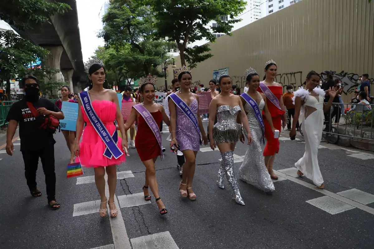 "ชัชชาติ"ร่วมเดินพาเหรดกลุ่มหลากหลายทางเพศหนุนความเท่าเทียม