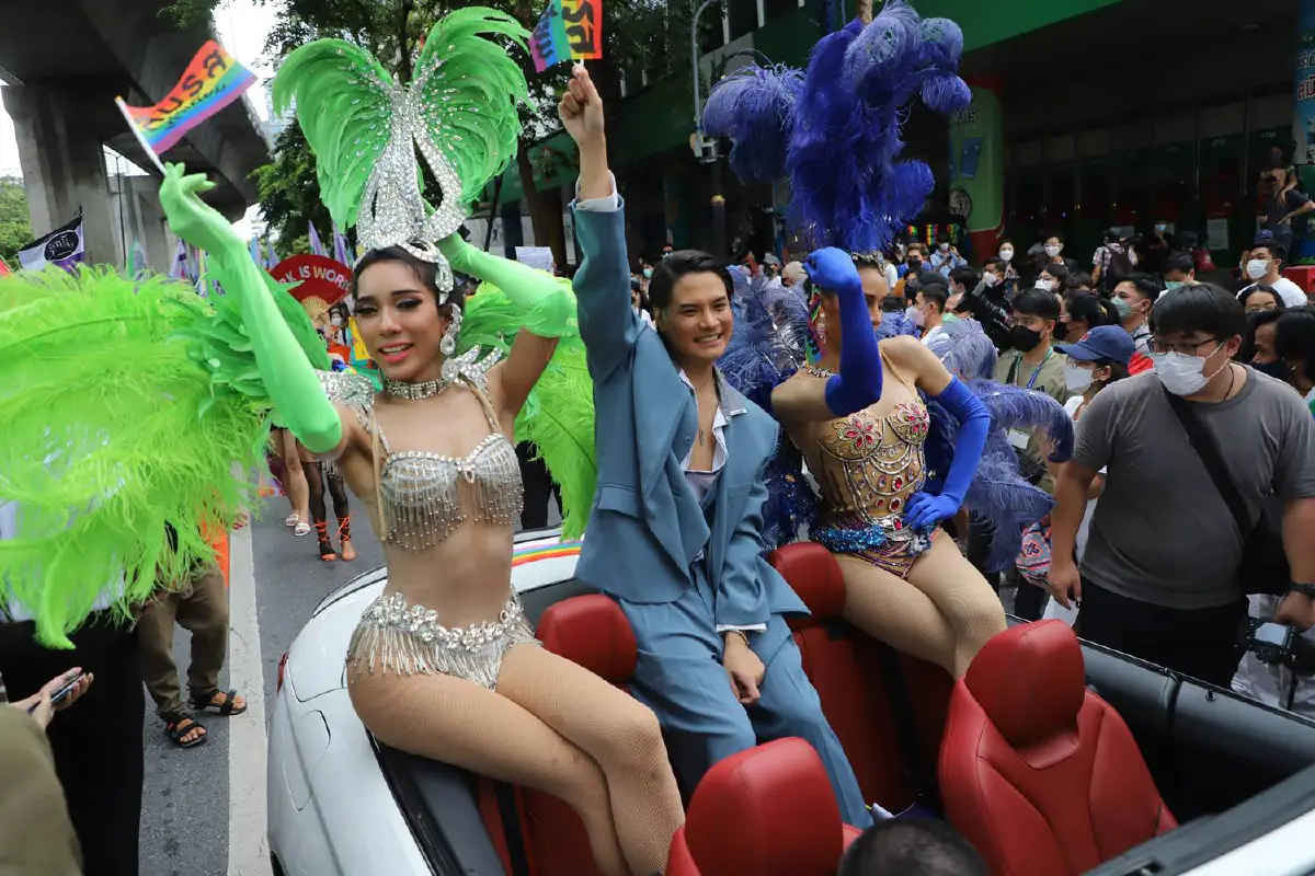 "ชัชชาติ"ร่วมเดินพาเหรดกลุ่มหลากหลายทางเพศหนุนความเท่าเทียม