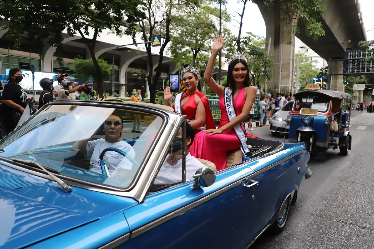 "ชัชชาติ"ร่วมเดินพาเหรดกลุ่มหลากหลายทางเพศหนุนความเท่าเทียม