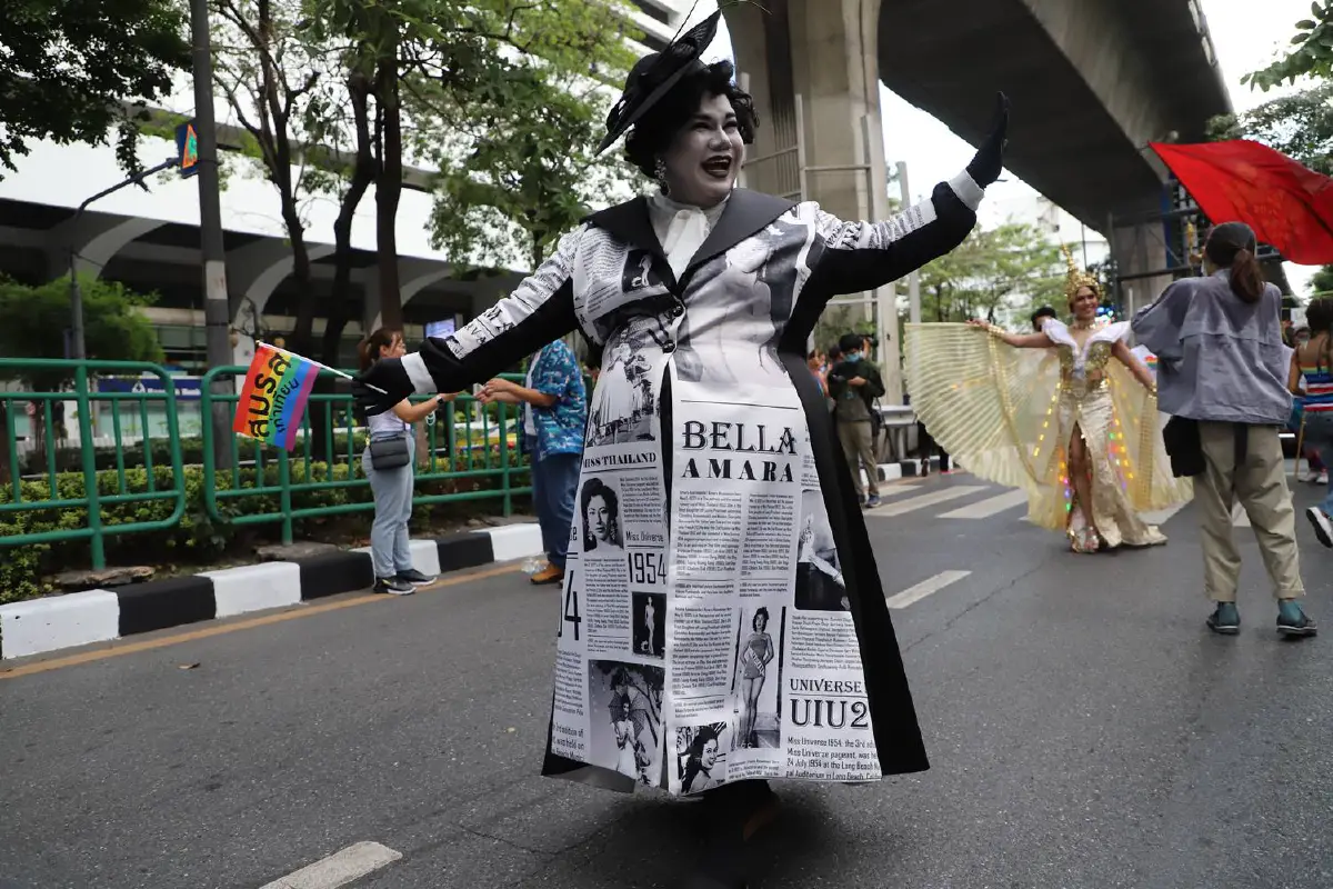 "ชัชชาติ"ร่วมเดินพาเหรดกลุ่มหลากหลายทางเพศหนุนความเท่าเทียม