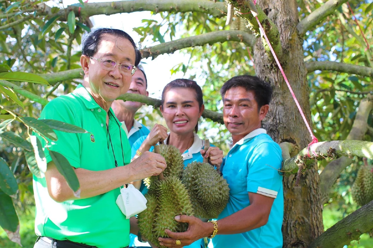 รมว. คลังเยี่ยมชมสวนแปลงใหญ่ทุเรียนตะเคียนทอง จังหวัดจันทบุรี