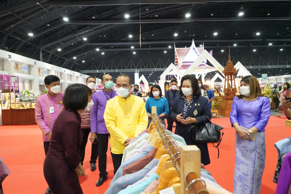 งานโอทอปกลางปีฮอตยอดขายวันแรกพุ่งกว่า 55 ล้าน