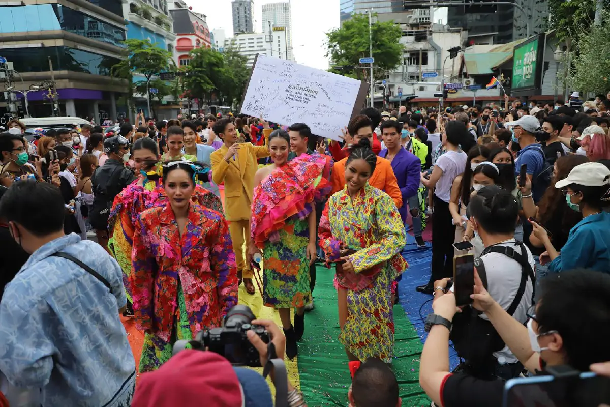 "ชัชชาติ"ร่วมเดินพาเหรดกลุ่มหลากหลายทางเพศหนุนความเท่าเทียม
