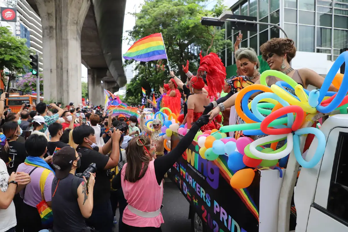 "ชัชชาติ"ร่วมเดินพาเหรดกลุ่มหลากหลายทางเพศหนุนความเท่าเทียม