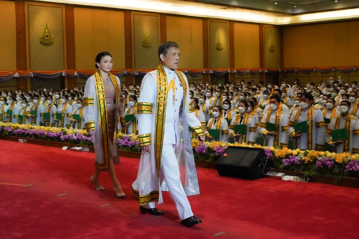 "ในหลวง-พระราชินี"เสด็จฯพระราชทานปริญญาบัตรผู้สำเร็จการศึกษามสธ.เป็นวันที่สอง