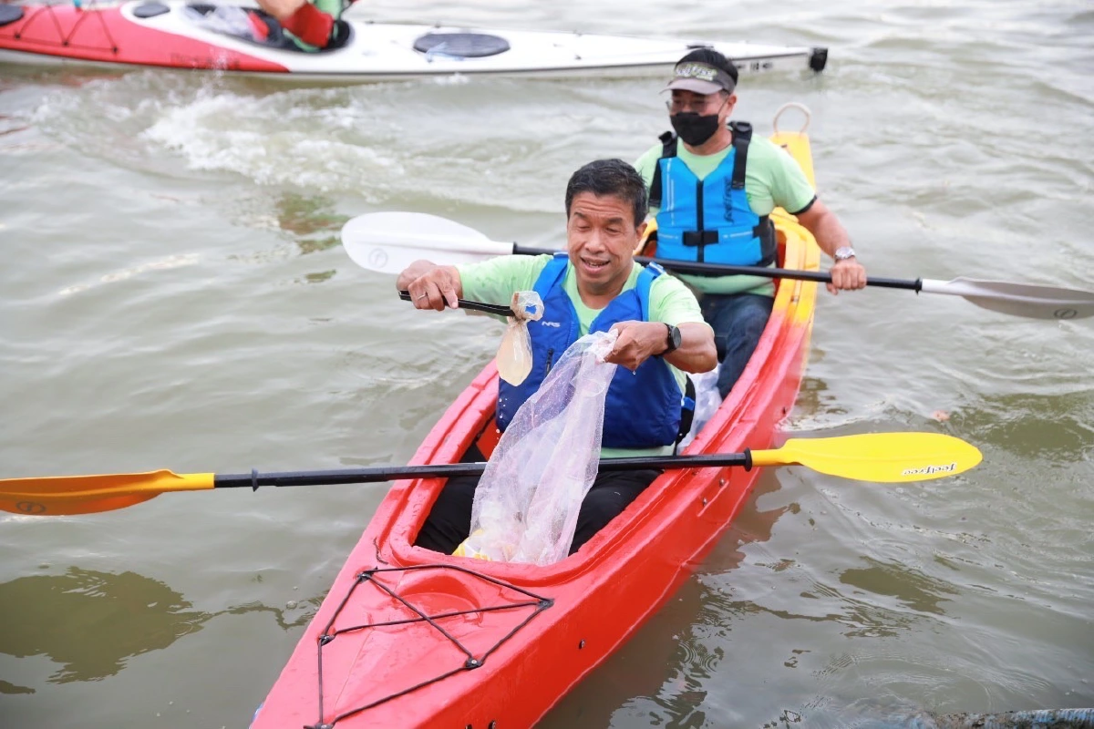 "ชัชชาติ"พายเรือเก็บขยะ-ปลูกต้นไม้ในวันสิ่งแวดล้อมโลก