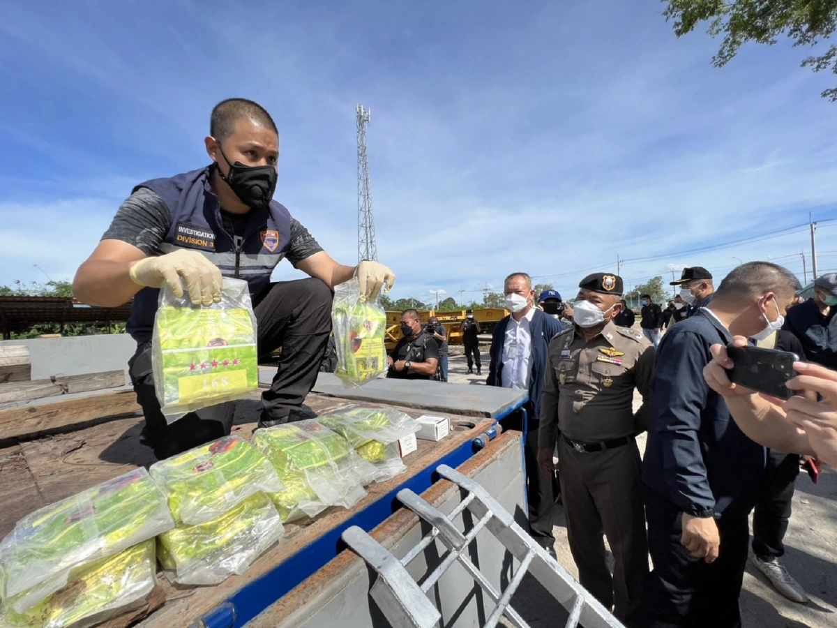 บุกยึดรูปปั้นจัดแสดงโชว์"โมไอ"ยัดไส้ไอซ์กว่า200กก.รอส่งไต้หวัน