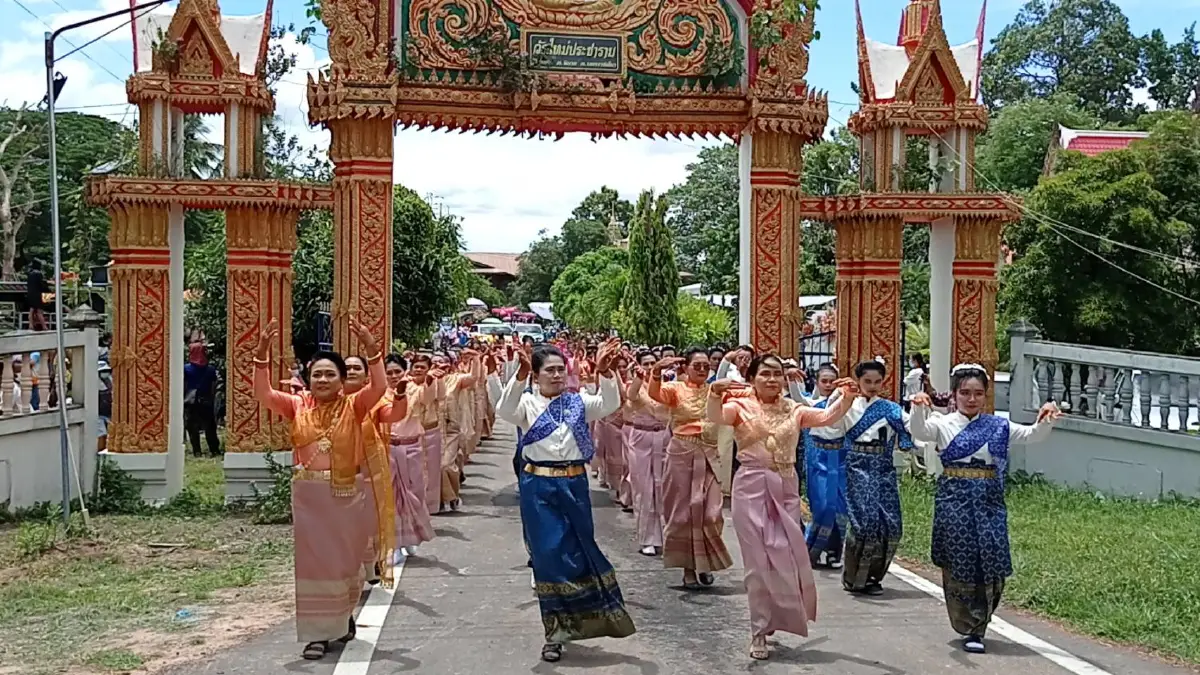 ฮือฮา!อลังการขบวนแห่ช้าง 9 เชือกฉลองตราตั้งหลวงพ่อเอี่ยม