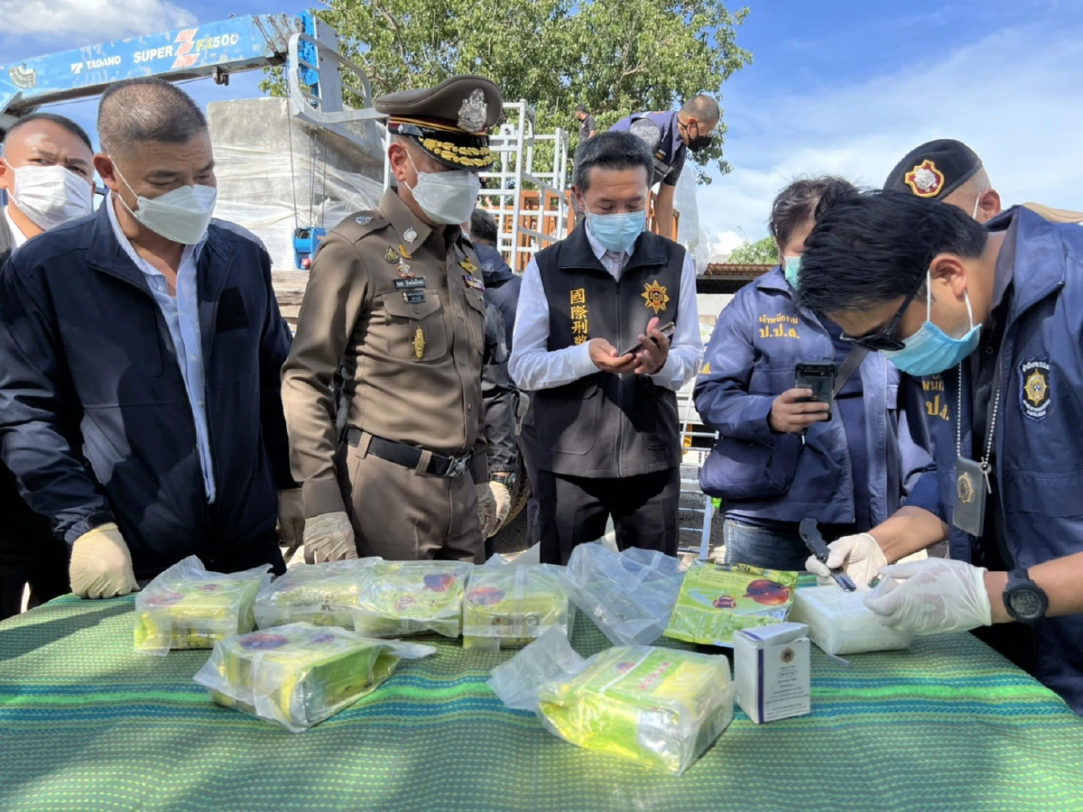 บุกยึดรูปปั้นจัดแสดงโชว์"โมไอ"ยัดไส้ไอซ์กว่า200กก.รอส่งไต้หวัน