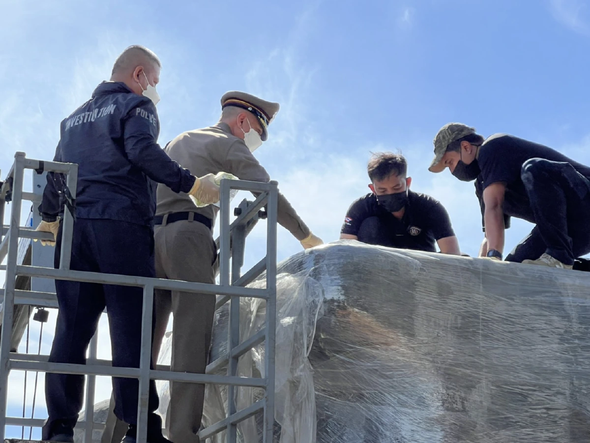 บุกยึดรูปปั้นจัดแสดงโชว์"โมไอ"ยัดไส้ไอซ์กว่า200กก.รอส่งไต้หวัน