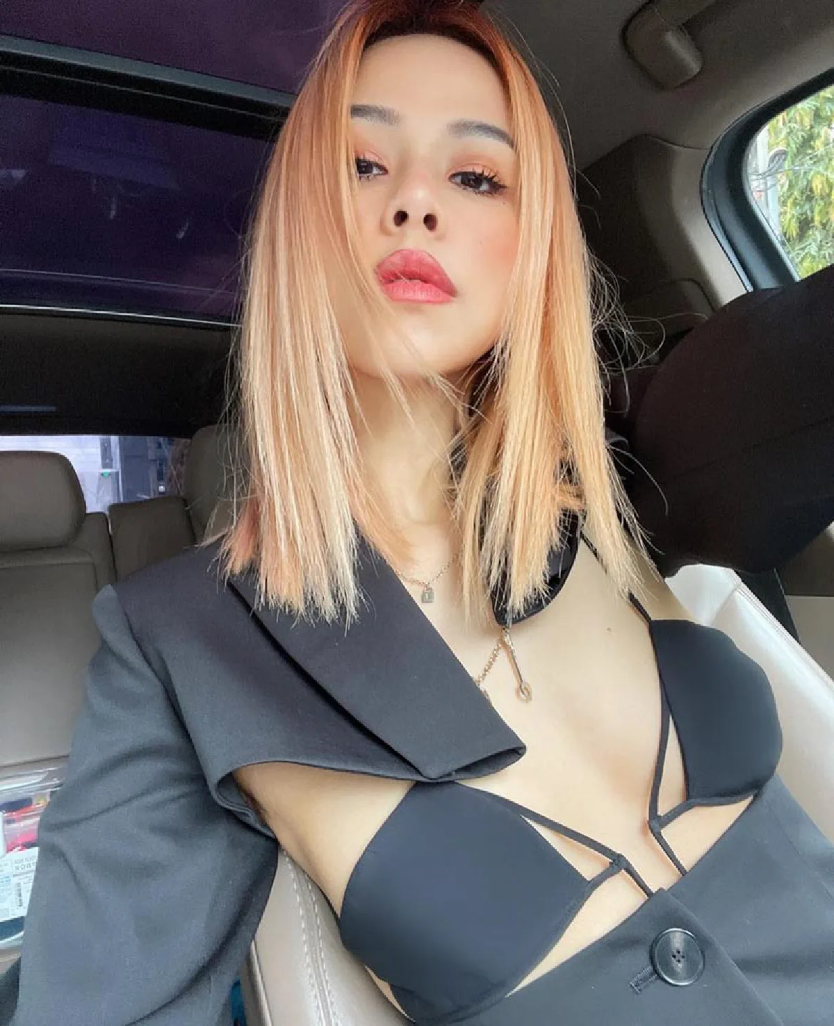 “พลอย ชวพร” ใส่สูทแขนยาวมิดชิดไปทำงาน แต่ด้านหน้าแซ่บสะท้าน