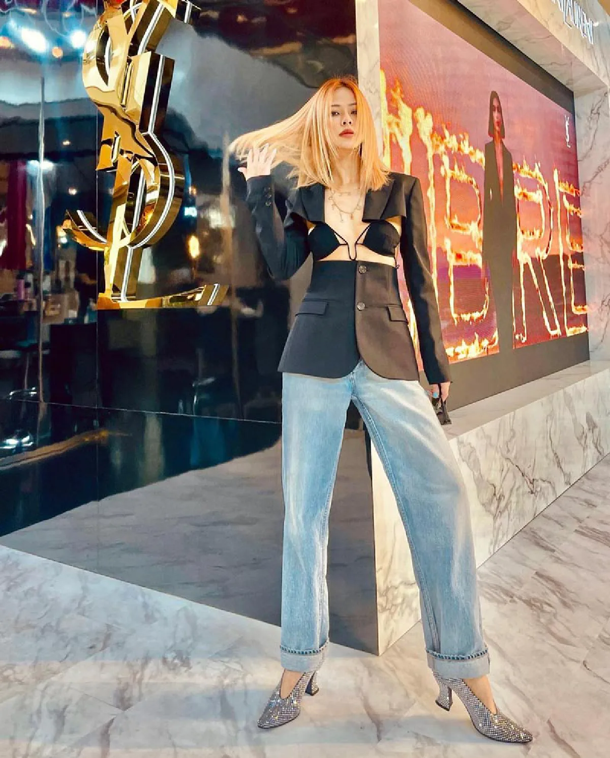 “พลอย ชวพร” ใส่สูทแขนยาวมิดชิดไปทำงาน แต่ด้านหน้าแซ่บสะท้าน