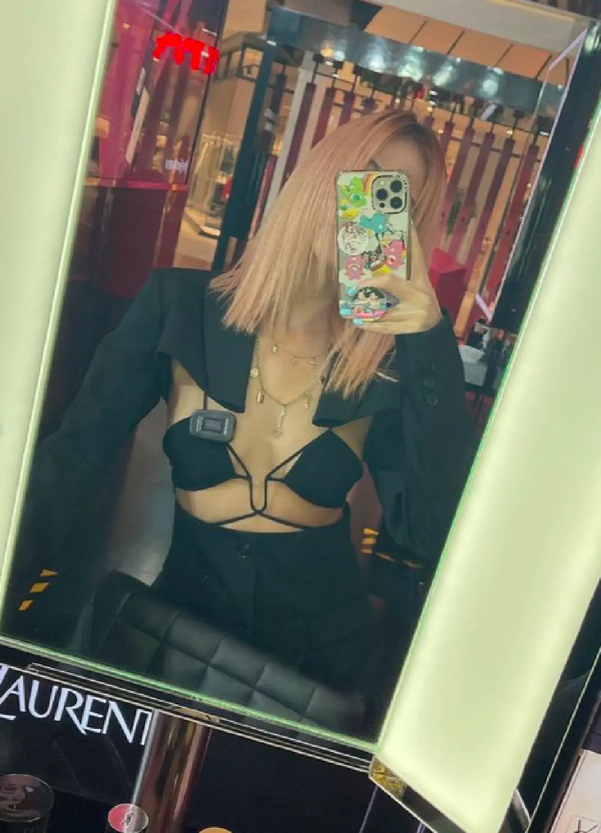 “พลอย ชวพร” ใส่สูทแขนยาวมิดชิดไปทำงาน แต่ด้านหน้าแซ่บสะท้าน