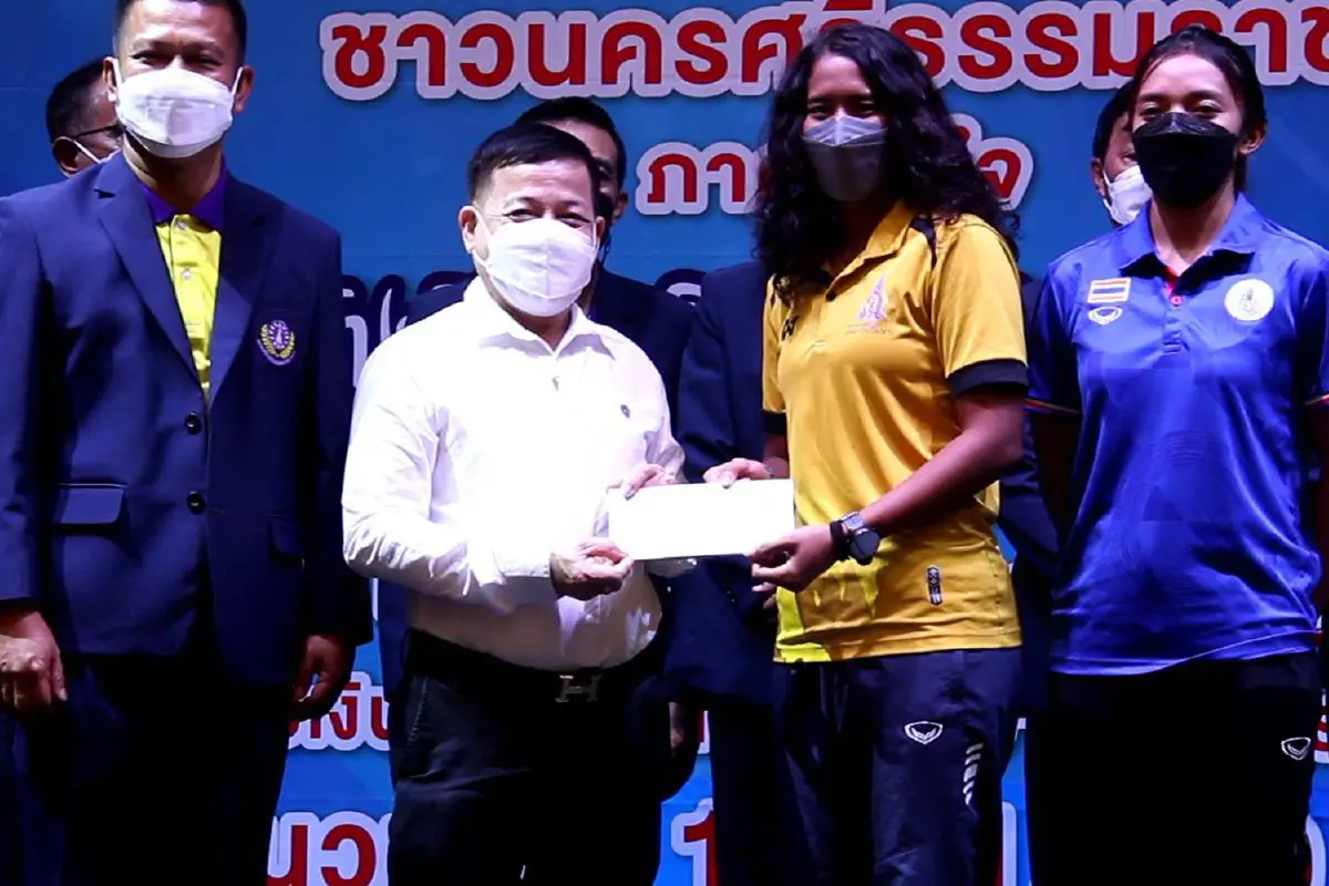 เมืองนครศรีฯมอบเงินโบนัสนักกีฬาสร้างชื่องานกีฬาแห่งชาติ