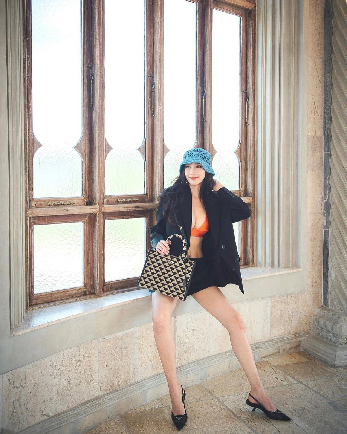 “อั้ม พัชราภา” ซ่อนความเผ็ดในชุดสูทสีดำ บราตัวจิ๋วแย่งซีนมาก!