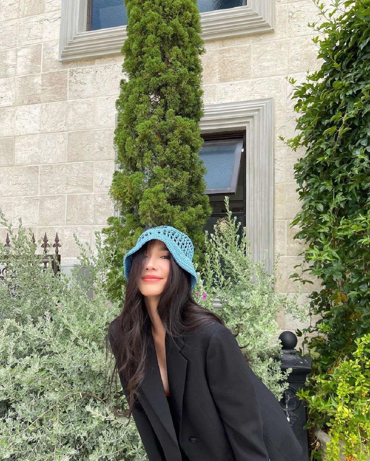 “อั้ม พัชราภา” ซ่อนความเผ็ดในชุดสูทสีดำ บราตัวจิ๋วแย่งซีนมาก!