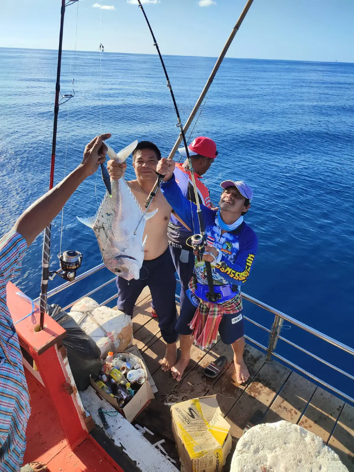 ฉลามวาฬโผล่ทะเลหัวไทยกลางอ่าวไทยหยอกล้อนักตกปลา