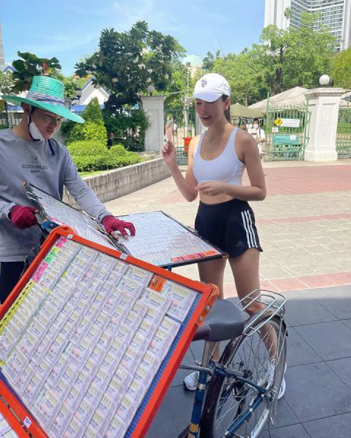 “ศรีริต้า" ซื้อลอตเตอรี่แบบชิวๆ แต่ทำเอาละสายตาไม่ได้เลย