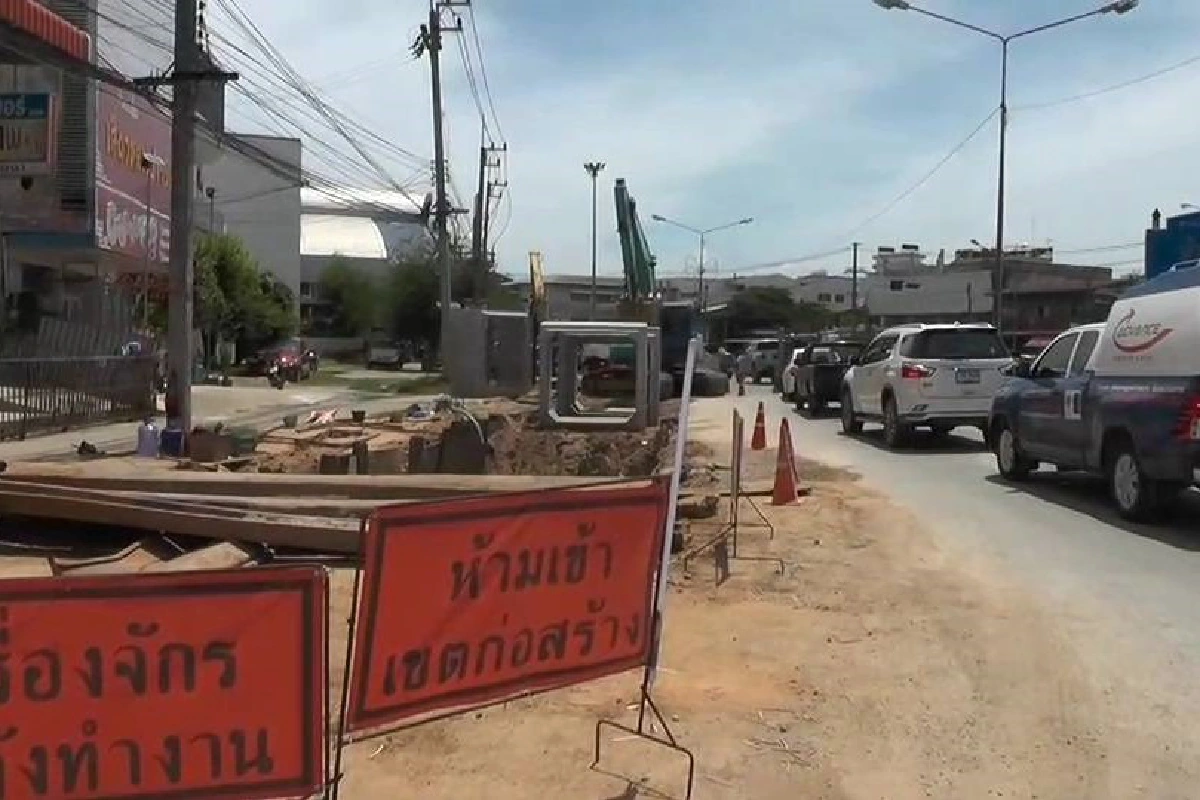 วางท่อเจาะถนนนานชาวบ้านเดือดร้อนธุรกิจเจ๊งอื้อ