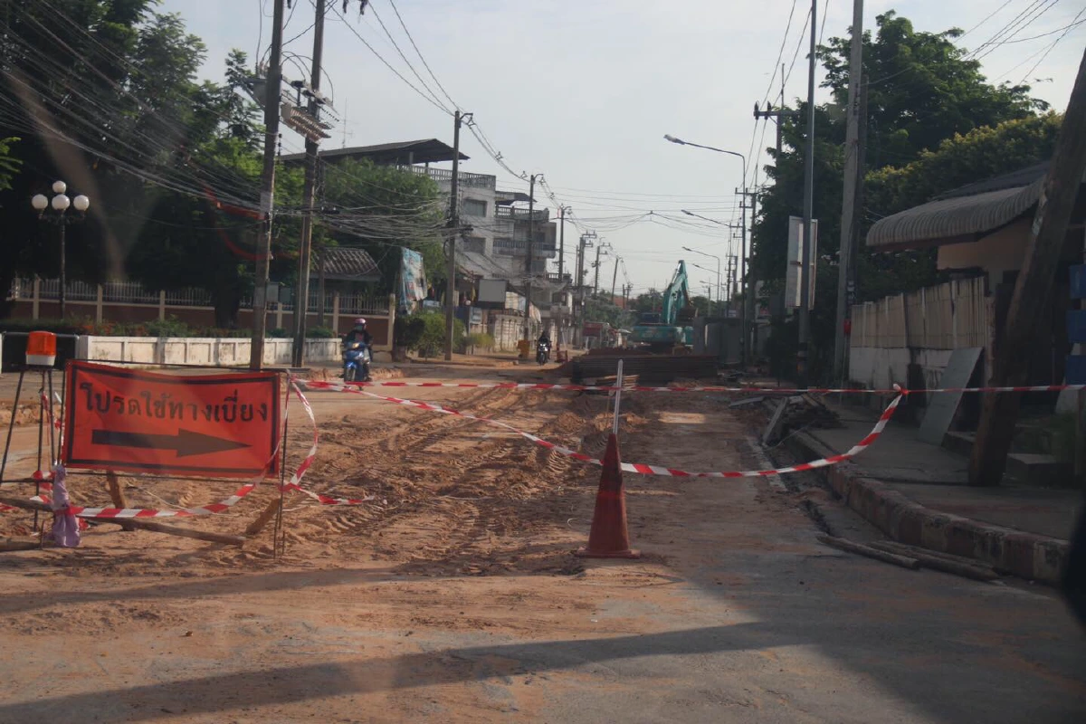 วางท่อเจาะถนนนานชาวบ้านเดือดร้อนธุรกิจเจ๊งอื้อ
