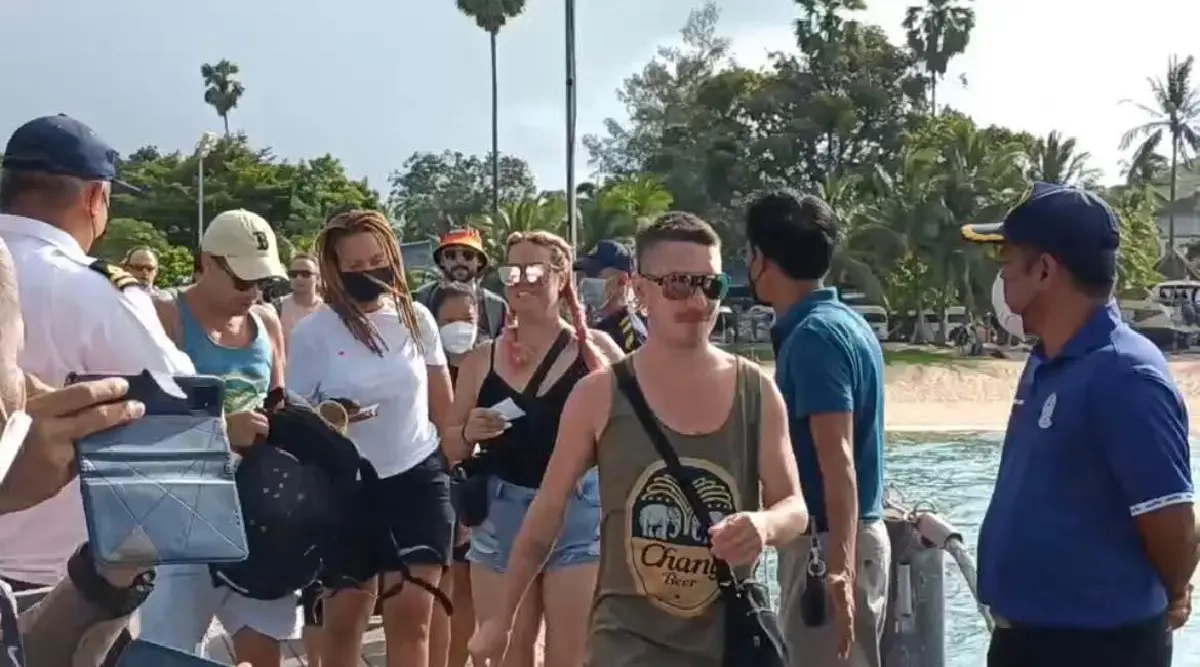 สุดอั้น!นักท่องเที่ยวร่วม2หมื่นแห่เที่ยวงานฟูลมูนปาร์ตี้เกาะพะงัน