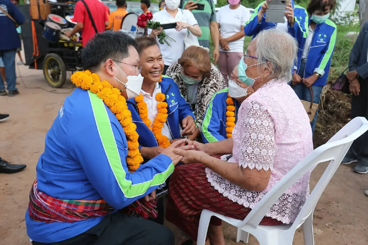 "อุตตม"เป็นปลื้นคนอีสานต้อนรับ"สร้างอนาคตไทย"อบอุ่น