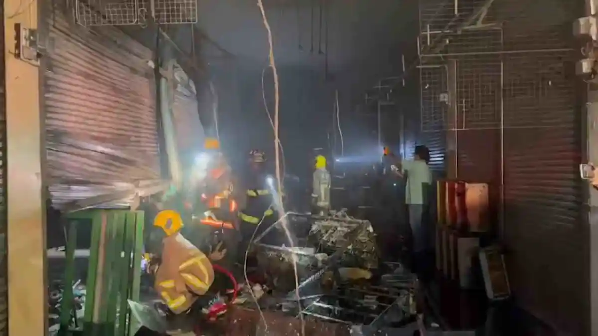 ไฟไหม้ตลาดกิ่งแก้วเสียหาย 4 คูหา เร่งตรวจสอบสาเหตุ 