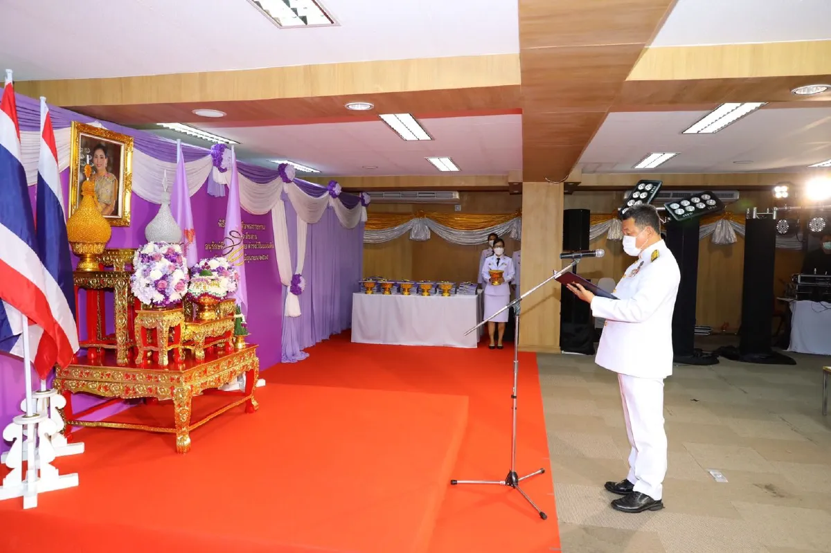 มหาดไทยมอบหนังสือพระราชทานให้กลุ่มทอผ้าประจำท้องถิ่นทั่วประเทศ