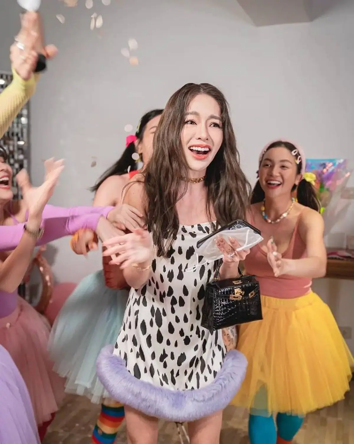 “แก๊งสตรอเบอร์รี่ชีสเค้ก” จัดปาร์ตี้เซอร์ไพรส์ “แอร์” ทำว่าที่เจ้าสาวน้ำตาไหล! 