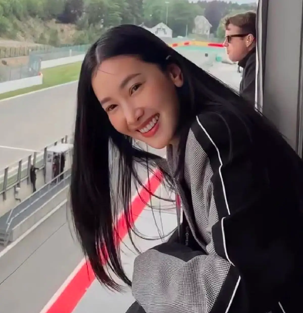 "นุ่น วรนุช" ตามไปเชียร์ "ต๊อด ปิติ"  แข่งรถที่เบลเยียมติดขอบสนาม