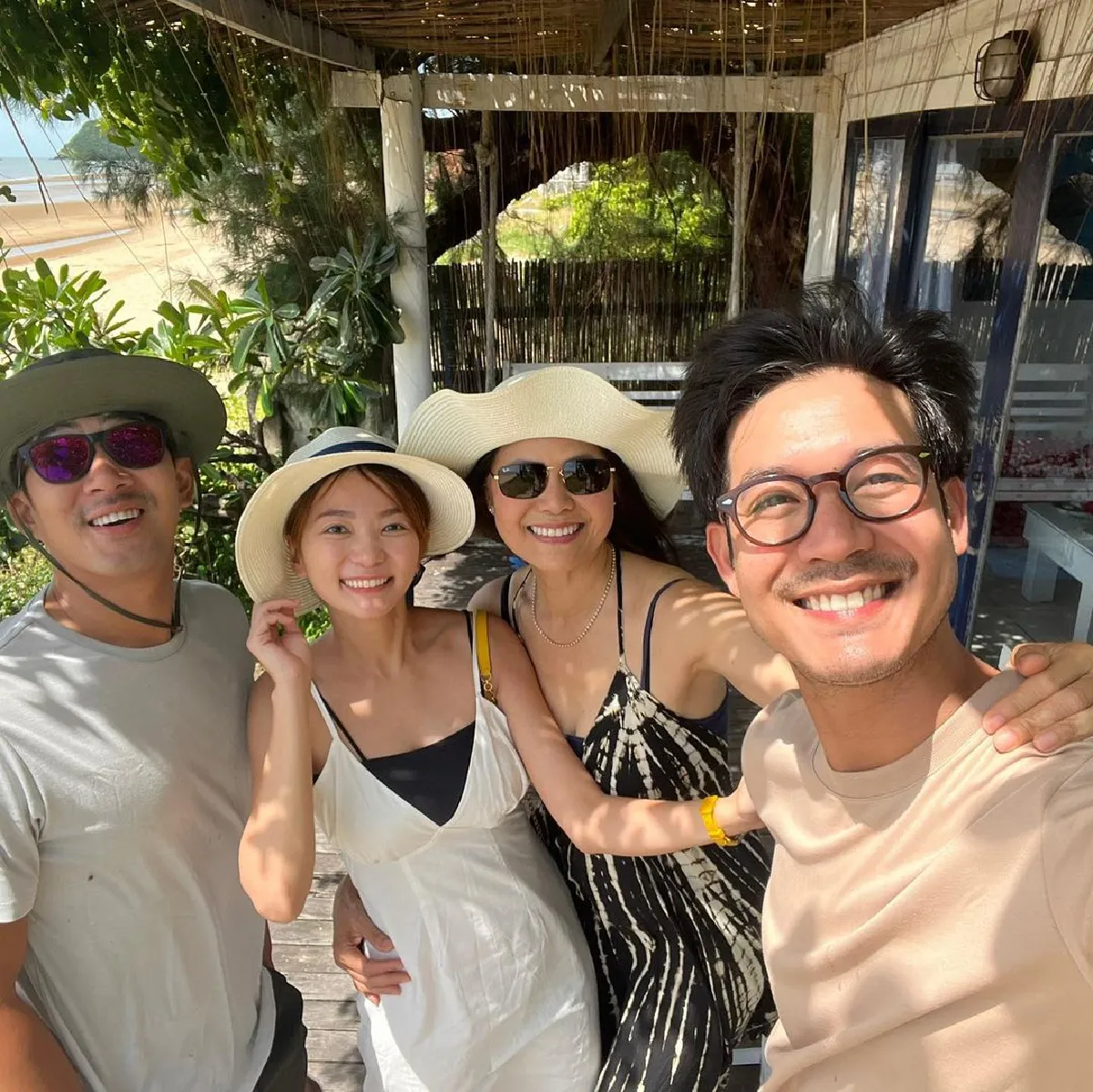  "แม่เวียร์ ศุกลวัฒน์" เผยโฉมหน้าแฟนลูกชายแบบชัดๆ ดูสนิทสนมกันสุดๆ