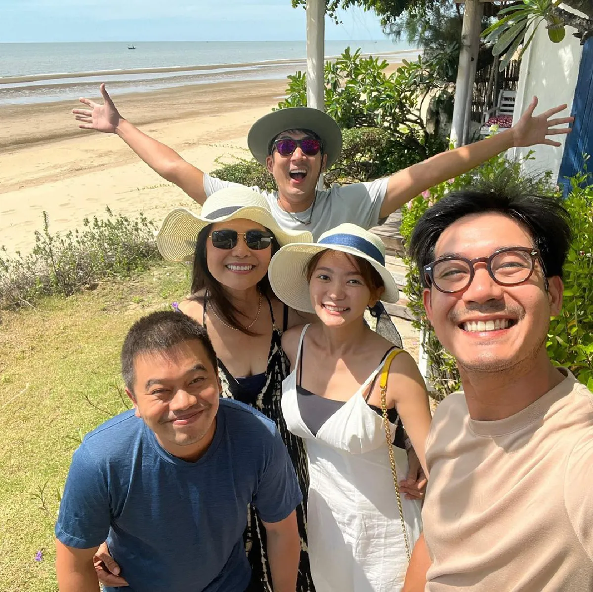  "แม่เวียร์ ศุกลวัฒน์" เผยโฉมหน้าแฟนลูกชายแบบชัดๆ ดูสนิทสนมกันสุดๆ