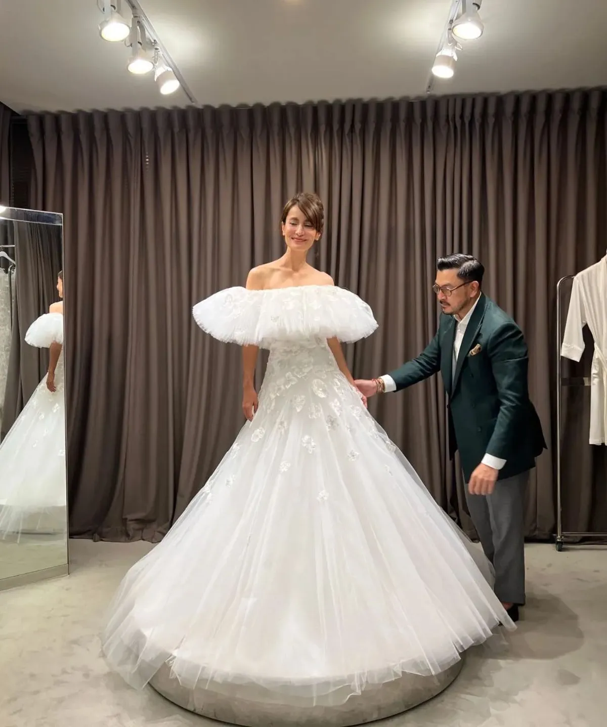 "หมู อาซาว่า" เผยภาพ "แอน ทองประสม" ลองชุดแต่งงาน พร้อม #ราศีเจ้าสาวจับ