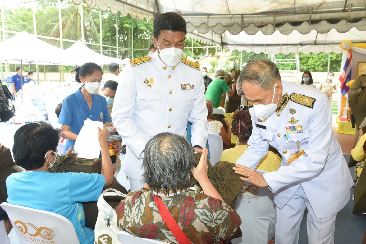 ในหลวงพระราชทานสิ่งของช่วยผู้ประสบภัยไฟไหม้ในชุมชนบ่อนไก่ ในหลวงพระราชทานสิ่งของช่วยผู้ประสบภัยไฟไหม้ในชุมชนบ่อนไก่