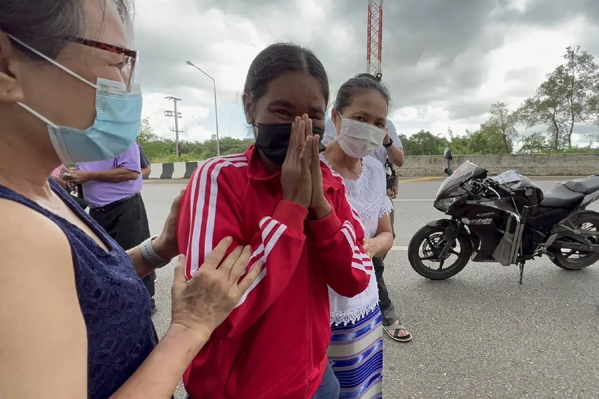 แม่-ลูกใจดีควักแบงก์พันช่วยหญิงกัมพูชาเครียดปัญหาชีวิต