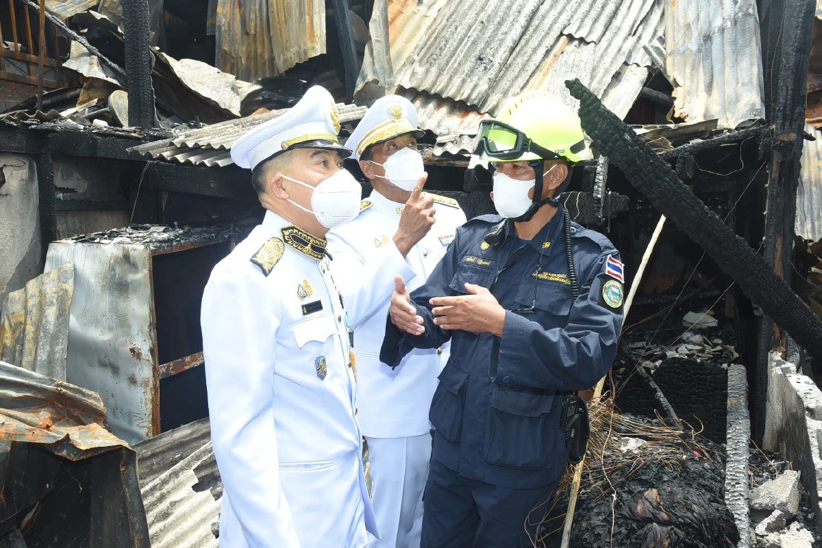 ในหลวงพระราชทานสิ่งของช่วยผู้ประสบภัยไฟไหม้ในชุมชนบ่อนไก่