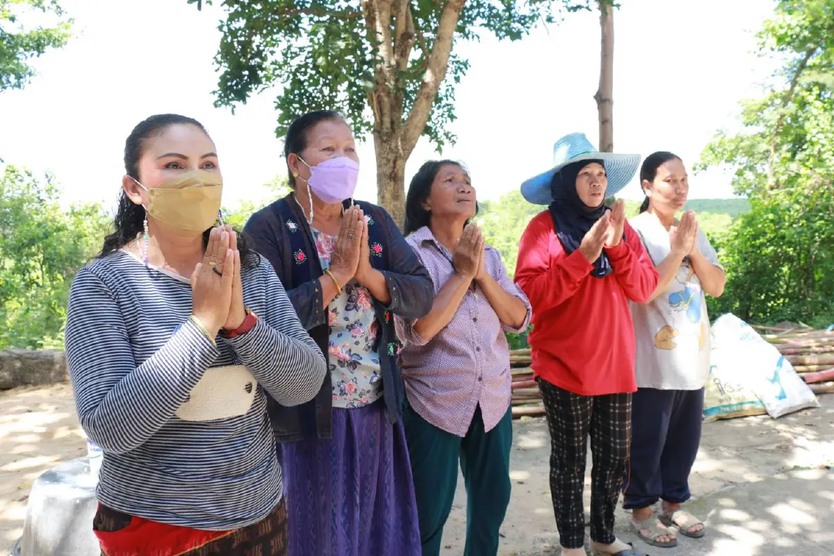 ชาวบ้านแห่กราบไหว้งูเขียวพระอินทร์พลอดรักบนพญานาค 5 เศียร