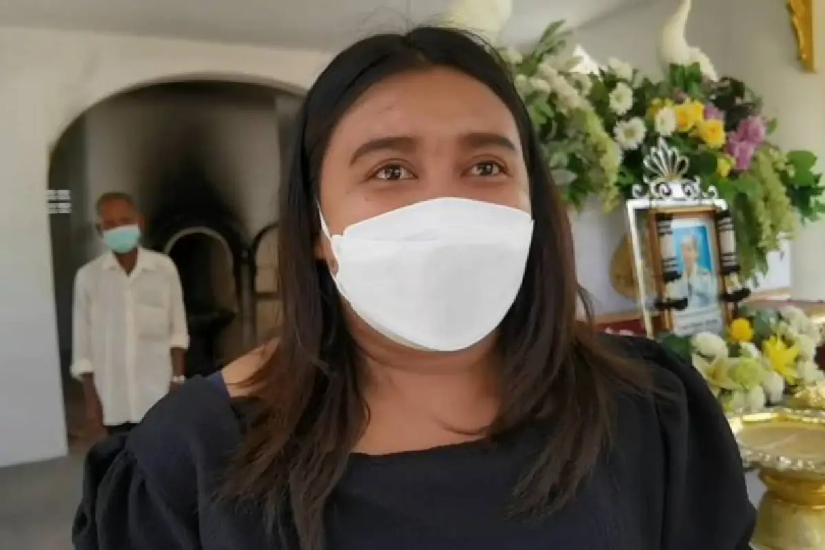 ฌาปนกิจศพครูสาวเหยื่อสามีโหดแทงดับคาโรงเรียน