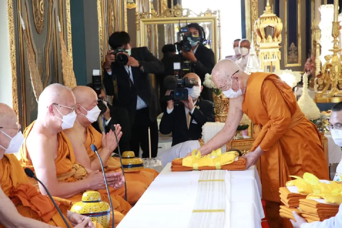 "ในหลวง"โปรดเกล้าฯ ประธานองคมนตรีถวายดอกไม้ธูปเทียนสมเด็จพระสังฆราช