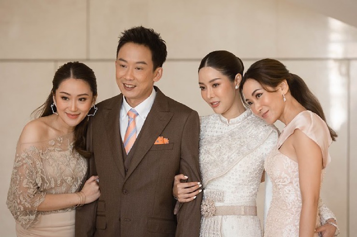 เจ้าบ่าวขี้เขิน! "อุ๊งอิ๊ง" แจงข้อสงสัย ทำไม "พานทองแท้" แต่งเงียบ เจ้าบ่าวขี้เขิน! "อุ๊งอิ๊ง" แจงข้อสงสัย ทำไม "พานทองแท้" แต่งเงียบ