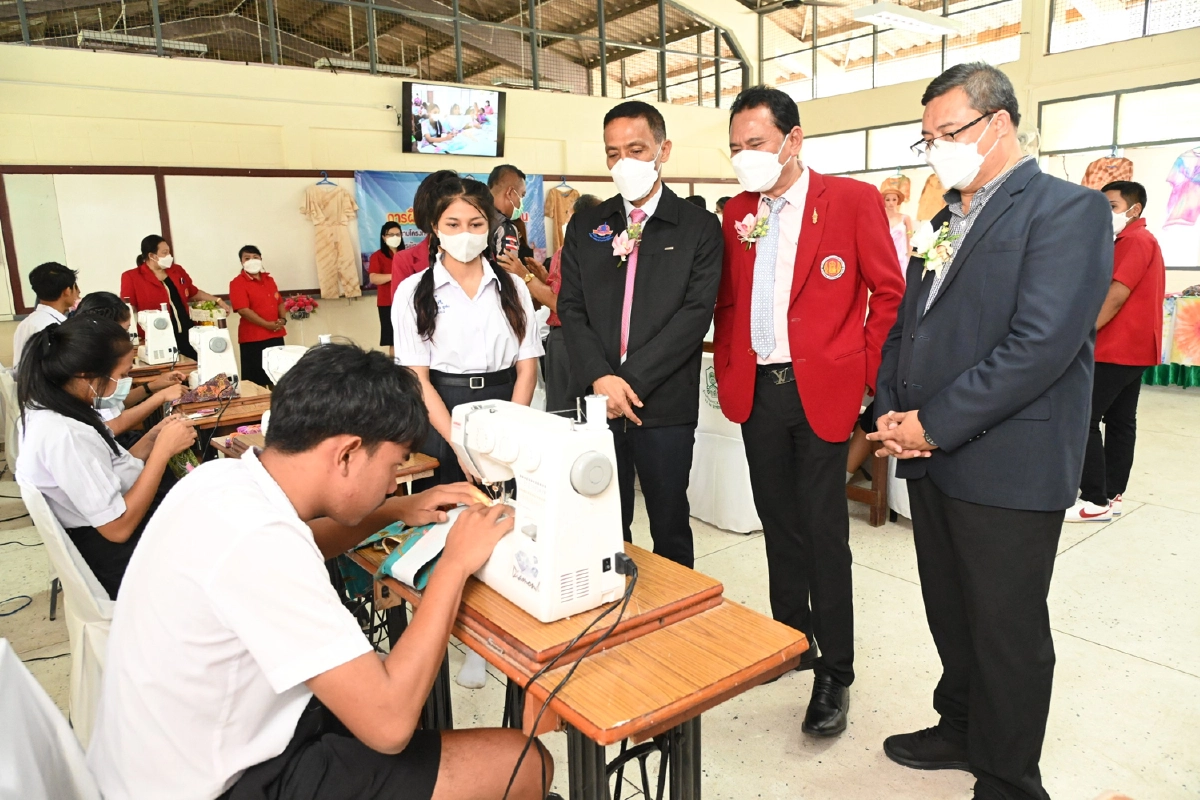 วอศ.สุราษฎร์ธานี - โรงเรียนเกาะพะงันศึกษาเปิดห้องเรียนอาชีพ แฟชั่นดีไซน์