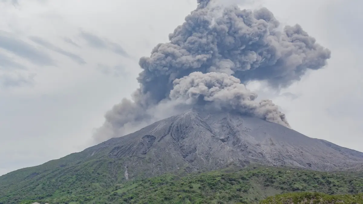 ‘เถ้ากระป๋อง’ จากแดนภูเขาไฟที่ยังคุกรุ่น สู่ของที่ระลึกสุดขายดี