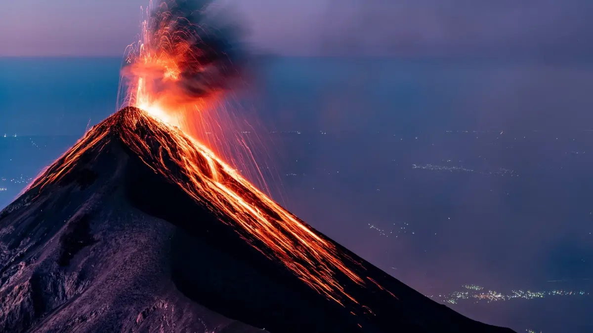 ‘เถ้ากระป๋อง’ จากแดนภูเขาไฟที่ยังคุกรุ่น สู่ของที่ระลึกสุดขายดี