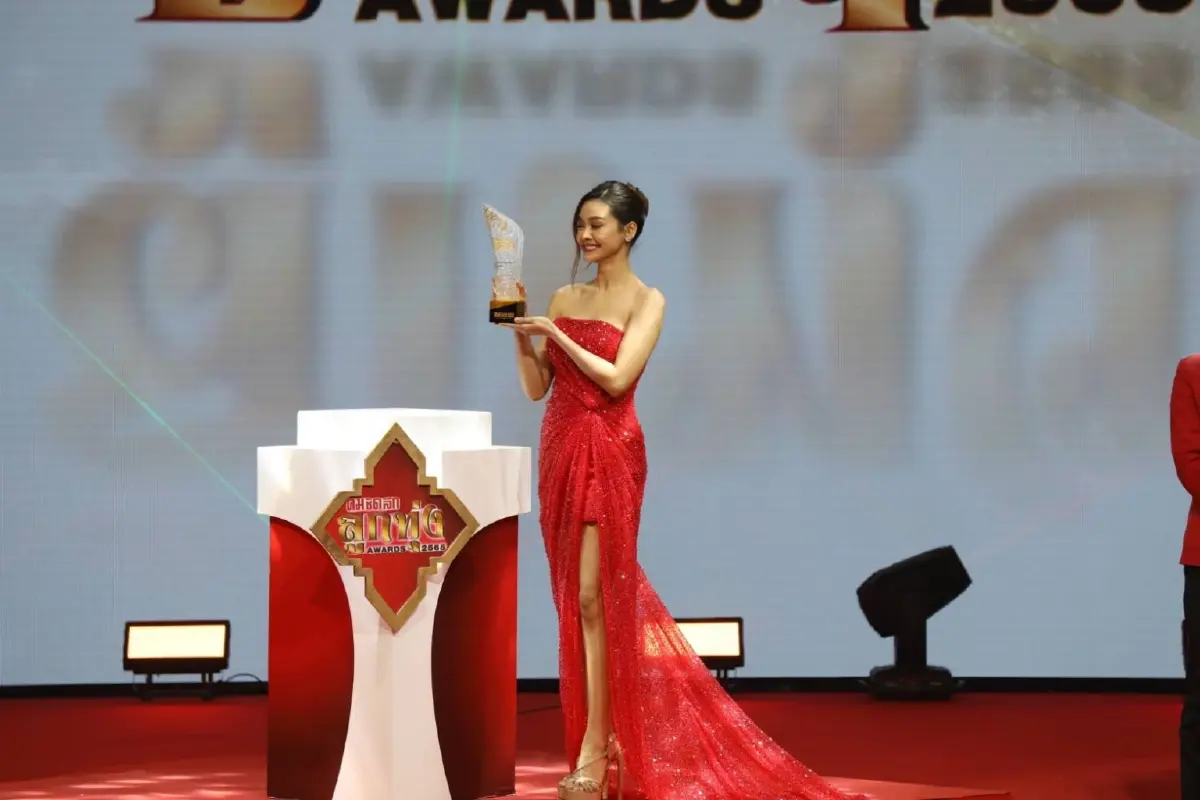 ศิลปินลูกทุ่ง ตบเท้าคว้ารางวัล คมชัดลึกอวอร์ด 2565